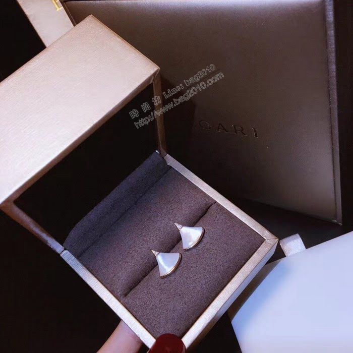 Bvlgari飾品 寶格麗diva系列 高端定制進口925純銀白母貝扇形裙子耳釘 耳環  zgbq3183